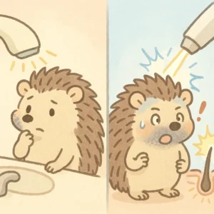 かわいい手描き風のイラスト。ヒゲの濃いハリネズミのキャラクター「ハリオくん」が、左側でエステ脱毛の光(弱い光)を当てられて「なんかあったかい?」と首をかしげている。右側では医療クリニックのレーザー装置から強いビームが毛根に届いて「ズバン!」と毛根が縮む様子に驚いている。背景はシンプルで、左右比較が視覚的に伝わる構図。やわらかいパステルカラー。キャラクターは可愛くコミカル。文字や吹き出しは入れない。1:1の比率。